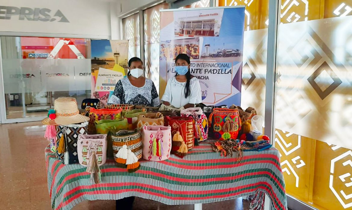 En Riohacha recibimos a nuestros pasajeros con artesanías y exposición de La Guajira