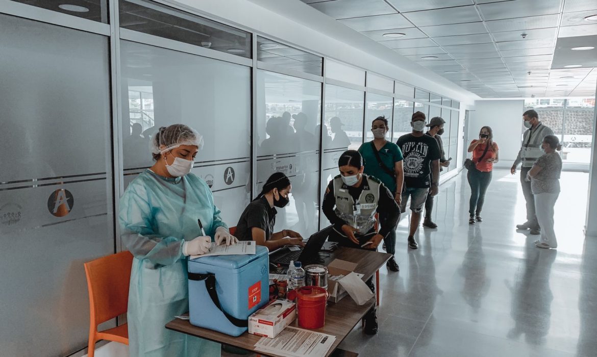 Vacunación contra el COVID-19 en el Aeropuerto Camilo Daza