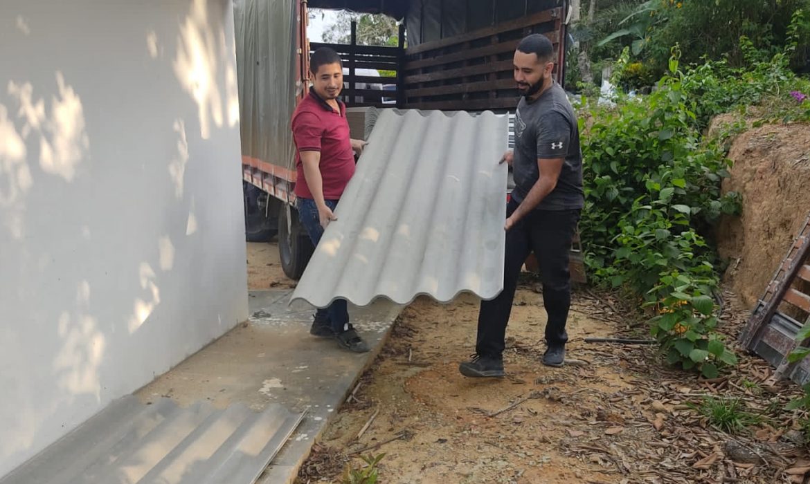 Donación de materiales de construcción a la Institución Educativa Palonegro, en Bucaramanga