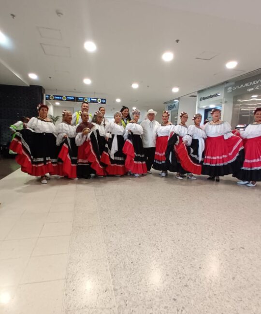 El grupo folclórico Hilos puso a bailar el Aeropuerto Internacional Camilo Daza
