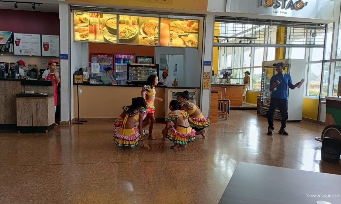 AEROPUERTO ALMIRANTE PADILLA RECIBIO AL GRUPO DE DANZAS DEL BARRIO LA PAZ