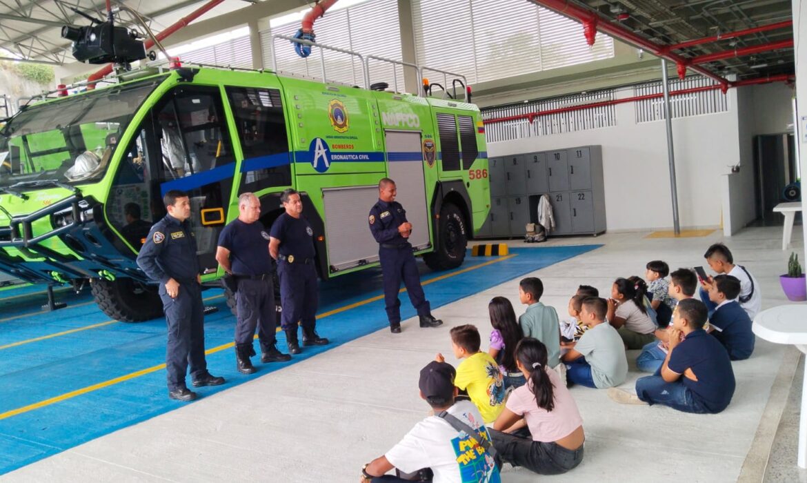 NIÑOS DE LA VEREDA SANTO DOMINGO  VISITARON AEROPUERTO PALONEGRO EN COMPAÑÍA DE LA ALCALDÍA DE LEBRIJA